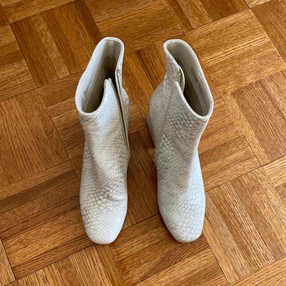Steve Madden Darma Phyton Snakeskin Block Heel Ankle Boots Chelsea Boots Ivory - Picture 8 of 9